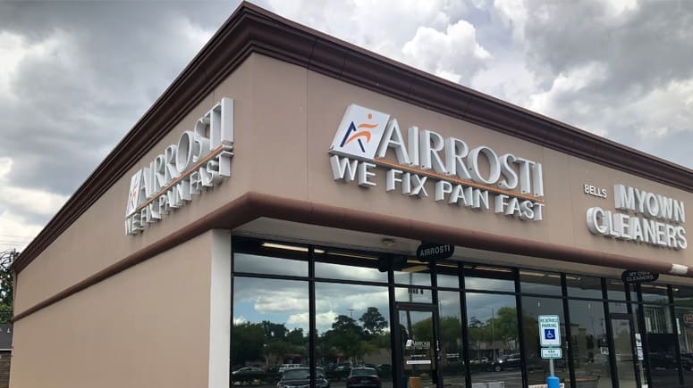 The outside of the building at Airrosti Oak Forest