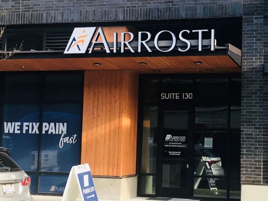 Front exterior entrance at Airrosti Redmond